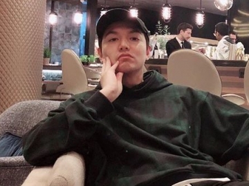 Pesona Lee Min Ho Duduk Sendirian di Pinggir Jalan Bikin Hati Meleleh