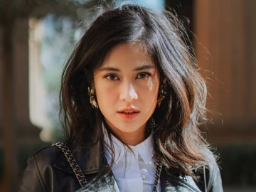 Dian Sastro Tampil Pede dengan Rambut Berantakan dan Tanpa Makeup di Virtual Photoshoot