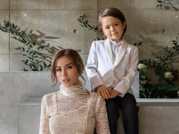 Jessica Iskandar Tulis Pesan Menyentuh di Foto El Barack Kenakan Baju Toga