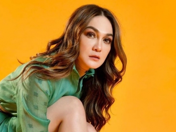 Cuma Seukuran Ponsel, Harga 'Gila' Tas Tangan Luna Maya Sanggup Beli Rumah