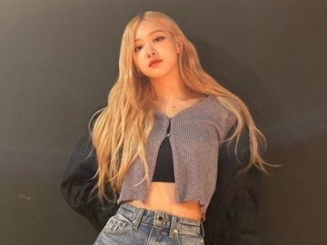 Rose BLACKPINK Pose Manyun Duduk di Lantai, Bagian Tangan Blur Dipertanyakan