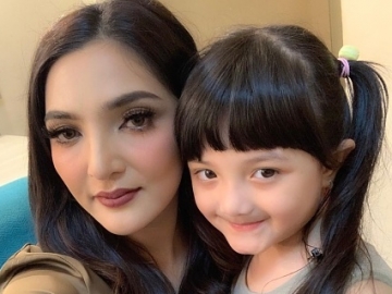 Ashanty Pusing Ngitung THR Karyawan, Intip Ekspresi ‘Kasihan’ Arsy Malah Bikin Gemas