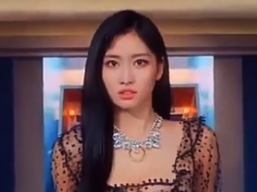 Momo Twice Cantik Berambut Blonde dan Punggung Terbuka Bikin Mata ‘Ternoda’