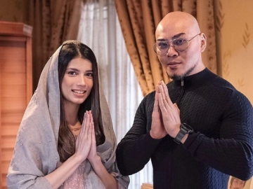 Potret Lebaran Perdana Deddy Corbuzier Pasca Mualaf Ditemani Kekasih, Begini Perasaannya