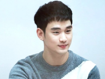 Begini Penampilan Kim Soo Hyun Saat Jadi Lelaki Pekerja Keras di ‘Psycho But It Okay’