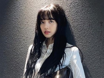 Lisa BLACKPINK Foto Pakai Baju Bolong-Bolong, Masih Disambut Pujian?