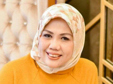 Ely Sugigi 'Menjelma' Jadi Artis Cantik Ini Kala Ikut Ramaikan 'Oplas Challenge', Bikin Geregetan