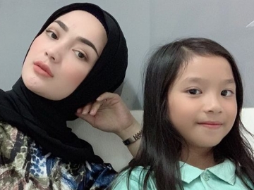 Buah Hati Imel Putri Cahyati Dipuji Mirip Barbie Hingga Artis Korea di 'Oplas Challenge', Benarkah?