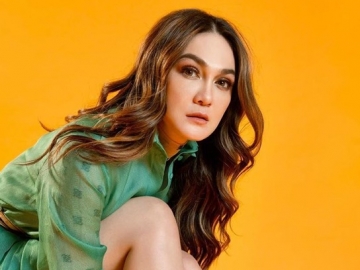 Luna Maya Unggah Foto Bareng Pria Ini Usai Diprotes Tak Pajang Potret Kebersamaan di Rumah, Siapa?