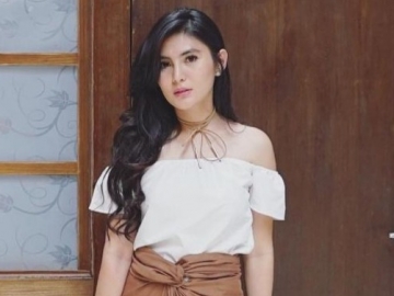 Biasa Edit Foto Halu, Kini Angela Lee Pilih Pamer Cium Seorang Pria Diduga Pacar Baru