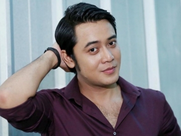 Bikin Geger, Kriss Hatta Pamer Pose Mesra dan 'Seranjang' dengan Dewi Persik