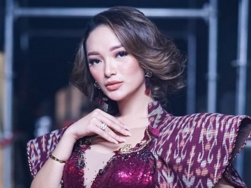 Zaskia Gotik Unggah Foto Baca Surah Yasin Malah Kena Nyinyir Amalannya Hangus
