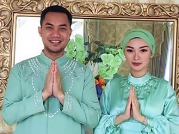 Potret Ngaji Dicela, Zaskia Gotik Pajang Foto Pakai Mukenah Dipeluk Suami dan Anak Disambut Beda?
