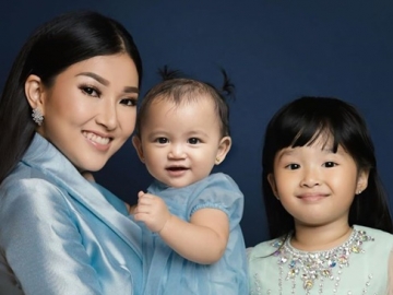 Cuma Modal di Halaman Rumah Baru, Foto Sarwendah dengan Thania-Thalia Dipuji Maksimal