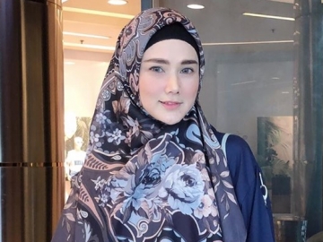 Mulan Jameela Pamer Foto Saat Temu Kangen dengan Umi Pipik Hingga Didekap Erat Begini