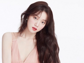 Giliran Lee Sung Kyung Promosi Tas Dior, Leher Jenjang Mulus Justru Lebih Tuai Sorotan