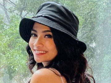 Demi Berhemat, Vanessa Angel Sulap Celana Pendek Jadi Bra Tuai Gelak Tawa