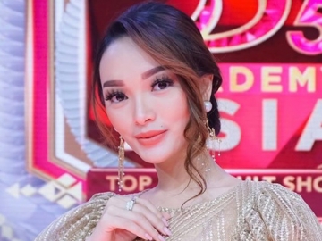 Zaskia Gotik Pamer Foto Bareng Keluarga Suami, Penampakan Rumah Megah Justru Lebih Disorot