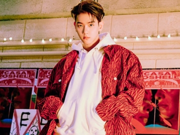 Kocak, Baekhyun Ubah Sendok Jadi Mikrofon Saat  Nyanyi di Siaran Langsung