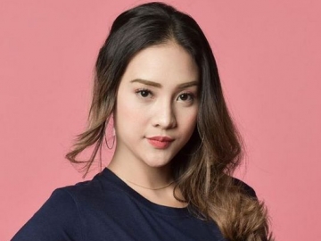 Pamer Punggung Mulus Kenakan Gaun Seksi, Anya Geraldine Malah Tuai Kekhawatiran