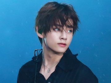 Tampil Bersinar dengan Busana Serba Putih di Vogue Jepang, V Banjir Pujian