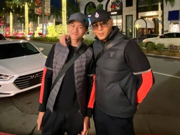 Deddy Corbuzier dan Azka Pergi ke Mal, Penampilan Ala Bos dan Bodyguard Jadi Sorotan