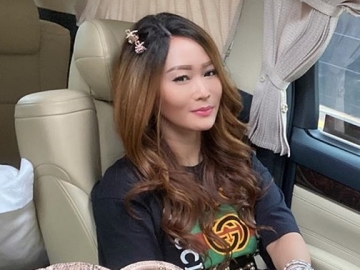 Inul Daratista Pamer Yoga di Tangga Bikin Ngilu, Bagian Ketiak Malah Jadi Sorotan