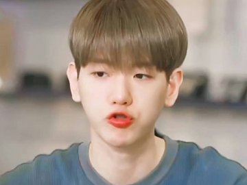 Perlakukan Lightstick EXO Begini, Baekhyun Bikin Fans ‘Patah Hati’