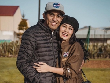 Momen Mutia Ayu Istri Mendiang Glenn Fredly Ajak Sang Buah Hati Jalan-jalan Curi Perhatian