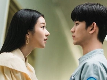 Seo Ye Ji 'Bunuh' Kim Soo Hyun dengan Tatapan Maut di 'It’s Okay To Not Be Okay', Fans Makin Gemas