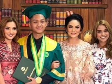 Dorce Gamalama Buat Lagu untuk Aurel-Azriel Singgung Soal Sosok KD, Liriknya Bikin Ashanty Nangis