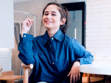 Tissa Biani Foto Pose Cemberut di Pernikahan Dinda Hauw dengan Rey Mbayang Malah Ramai Digoda