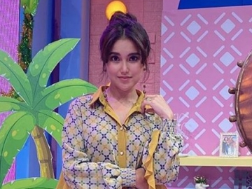 Heboh Foto Ayu Ting Ting 'Nyender' di Dada Didi Riyadi, Nama Enji Baskoro Malah Terseret