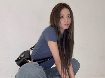 Mencoba Pose Seksi, Tulisan Tato di Bahu Jisoo Justru Bikin Salfok Karena Kata Ini