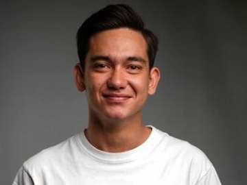 Adipati Dolken 'Parodikan' Interaksi Manis Dinda Hauw dan Rey Mbayang yang Viral