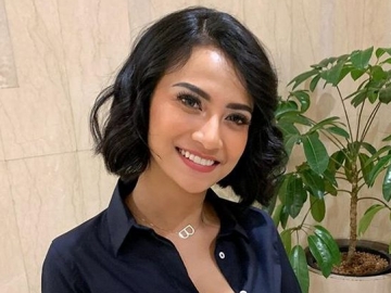 Vanessa Angel Pamer Momen Jemur Sang Anak, Cara Gendong Justru Tuai Kritik