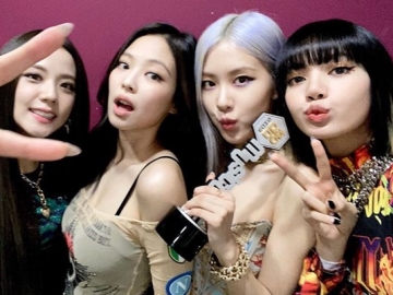 BLACKPINK Bak Tebar Kode Kompak Potret Menggoda Makan Es Krim