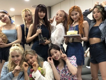 TWICE Tampil Bak Bangsawan Elegan di Poster Konser Online