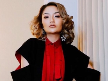 Tampil Beda Serba Jingga, Bentuk Bibir Siti Badriah Justru Jadi Sorotan