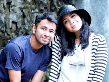 Cium Tangan Nagita Slavina di Lokasi Syuting, Senyum Malu-malu Raffi Ahmad dan Istri Menular