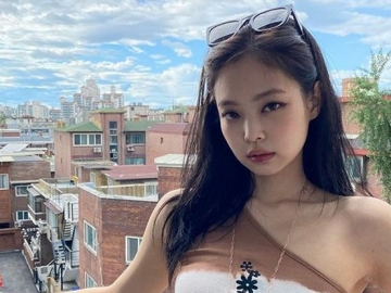  Tatapan Mata Tajam Jennie di Foto Terbaru Sukses Bikin Netizen Terpana
