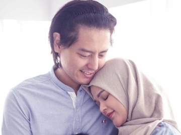 Bayi Cut Meyriska Pakai Sarung Hingga Peci di Foto Lebaran Perdana, Netter: Roger Banget!