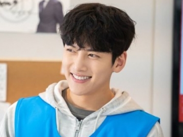 Dipadati Fans, Aksi Ji Chang Wook Nyamar Jadi Kasir Minimarket Tuai Kontroversi