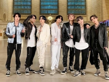 Pose Tiru Gaya Hingga Busana di Foto Masa Kecil, BTS Sukses Bikin Netizen Kesensem