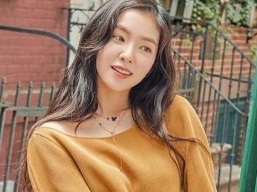 Asyik Pose Cantik, Irene Red Velvet Malah Hampir Terjatuh