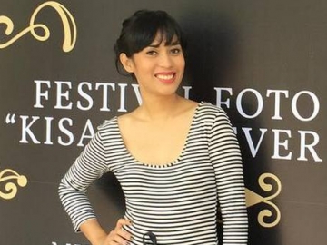 Karen Porooe Bagikan Potret Makam Putrinya yang Bercahaya, Netter Takjub Banjiri Doa