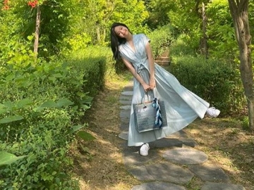 Tampilkan Kecantikan Natural Pakai Jaket Denim Bintangi Iklan Terbaru Samsung, Jennie Tuai Sanjungan