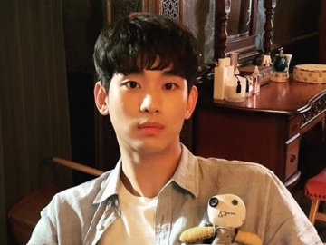 Kim Soo Hyun Jadi Perbincangan Rela Selfie Bareng Staf di Pesta Penutupan 'It's Okay To Not Be Okay'