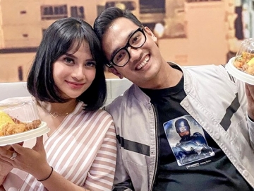 Vanessa Angel Dijunjung Suami Buat Pasang Lampu, Insiden Daster Melorot Tak Terhindarkan