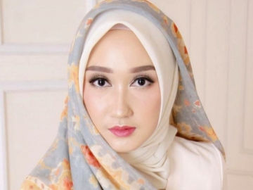 Dian Pelangi Lahirkan Anak Pertama, Potret Sang Bayi Mungil Pakai 'Hijab' Bikin Gemas